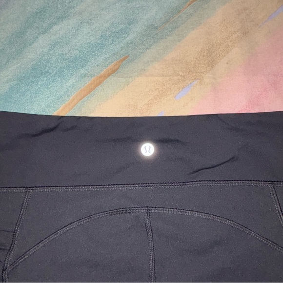 Lululemon women’s shorts size 8 black train shorts - Picture 3 of 4